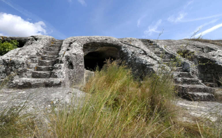 Domus de Janas di Musellos - Foto di Rossella Fadda pubblicata sul sito di Ittiri Turismo