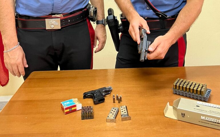 Sorpreso con due pistole illegali e 75 proiettili: turista tedesco arrestato nel Nuorese
