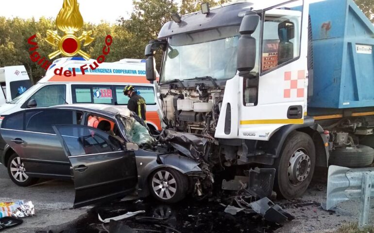 Terribile schianto auto-camion: morto un agente di polizia penitenziaria