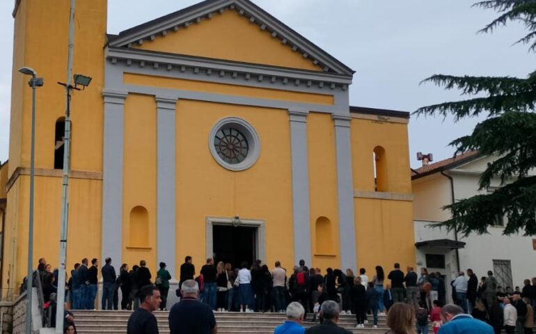 Villanova, oggi l’ultimo saluto a Mattia Miscali: in centinaia a dire addio al ventenne morto ieri