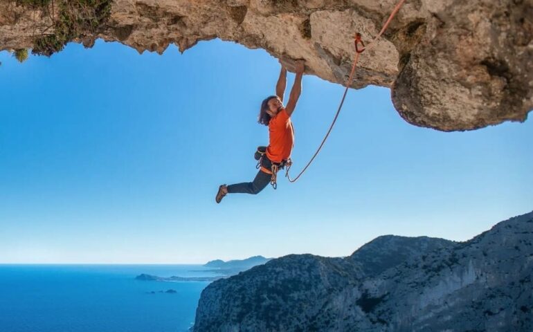 Baunei, brividi ad alta quota: Alexander Huber scala a mani nude Punta Caroddi