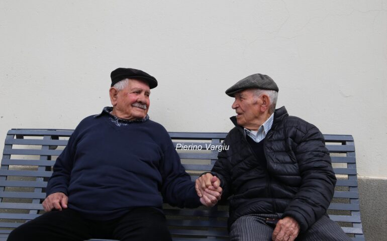 Tziu Giuseppe, 101 anni e Tziu Danilo, 100: non è mai troppo tardi per essere ragazzi del muretto