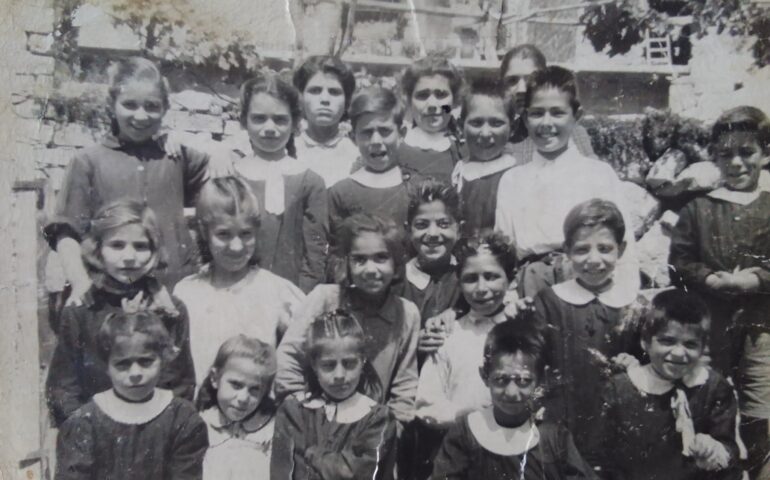 Maestra Iole Meloni e i suoi alunni di terza elementare: era il 1954 a Loceri