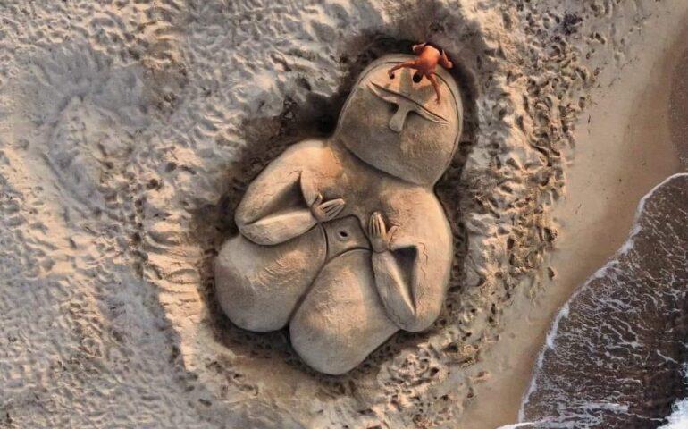 La Dea Madre, il meraviglioso omaggio su sabbia dell’artista Nicola Urru