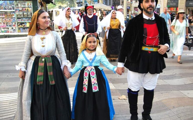 Bellissimi abiti tradizionali sardi hanno sfilato a Barcellona tra ballu tundu e organetti