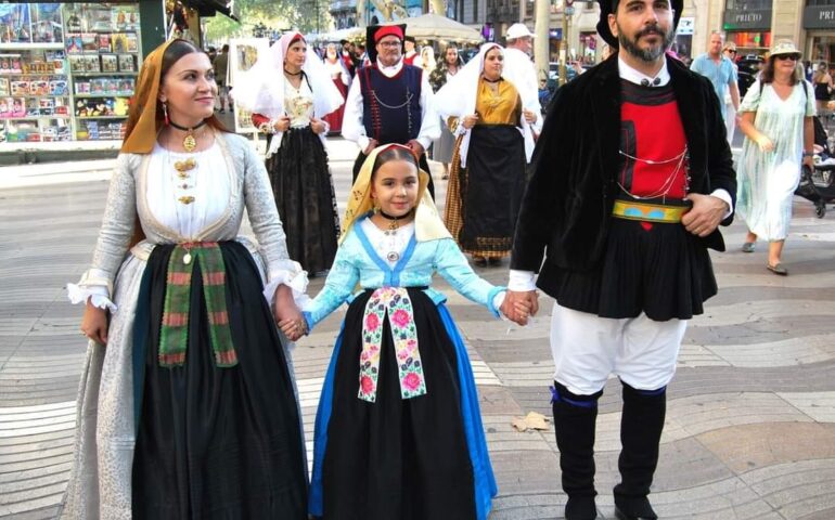 Bellissimi abiti tradizionali sardi hanno sfilato a Barcellona tra ballu tundu e organetti