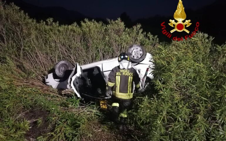 Auto esce di strada: conducente sbalzato fuori resta incastrato sotto il veicolo. Intervengono i Vigili del fuoco