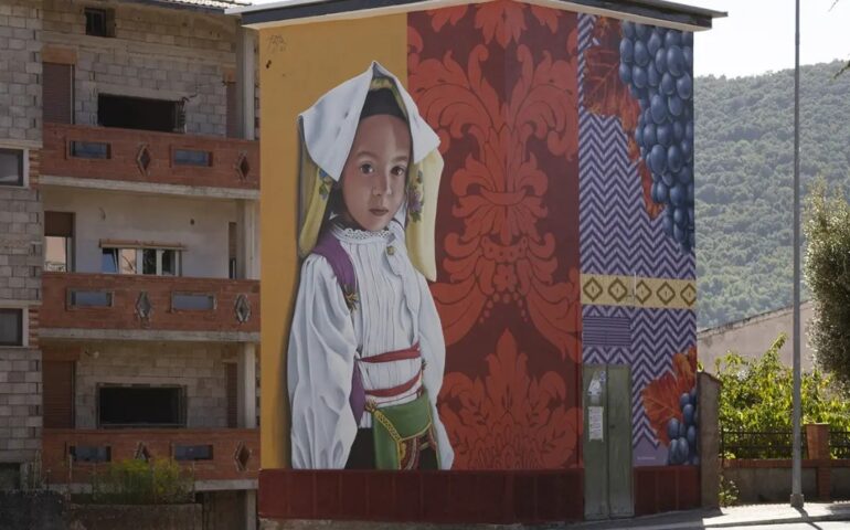 (FOTO) “Gemma” il nuovo bellissimo murale di Mauro Patta dedicato a un paese barbaricino
