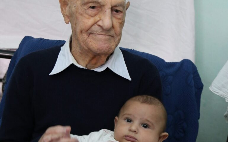 Tziu Fausto, centenario di Cagliari, abbraccia la nuova generazione: 100 anni di differenza
