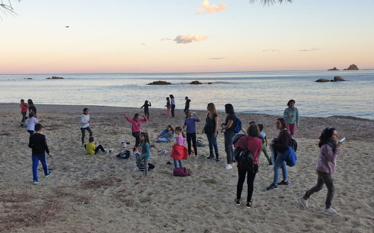 Baunei, successo per il progetto VitAmbiente: famiglie al lavoro per pulire le spiagge