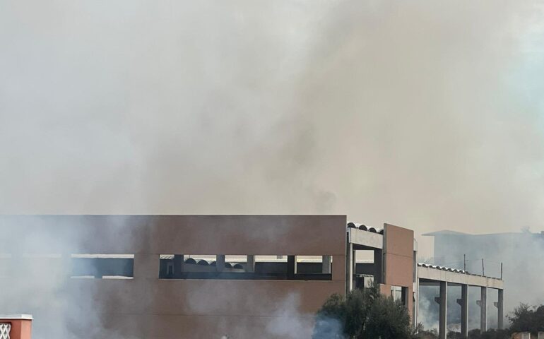 Tortolì, incendio nella zona artigianale di Monte Attu. Le fiamme raggiungono i capannoni.