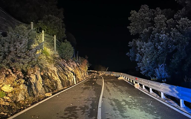 Urzulei, una frana sulla carreggiata. Chiusa la strada in entrambi i sensi di marcia