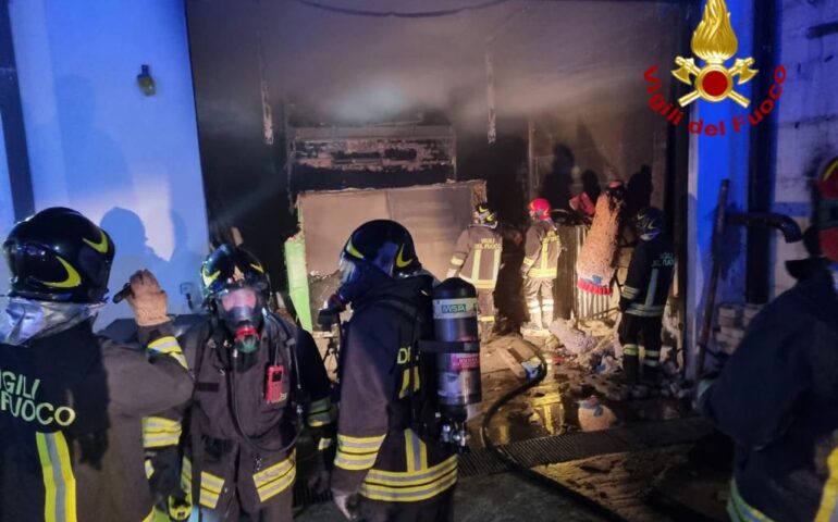 Arzana: incendio distrugge un carro allegorico in allestimento per carnevale