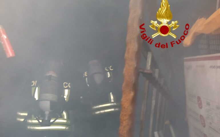 Nuoro: incendio in una cantina. I Vigili del Fuoco salvano una donna invalida