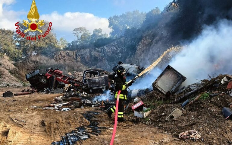 Orgosolo: vanno a fuoco autoveicoli dismessi e masserizie