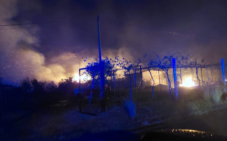 Paura alle porte di Tortolì: grosso incendio lambisce abitazioni nel cuore della notte