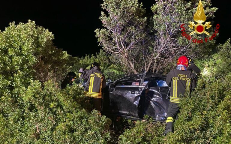 Terribile incidente nella notte: auto tamponata va fuori strada, due feriti gravi