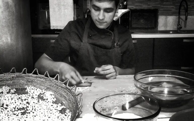Ha 15 anni ed è una promessa della gastronomia: un tuffo nella cucina di Michele Porcheddu, che spopola sui social con le sue ricette