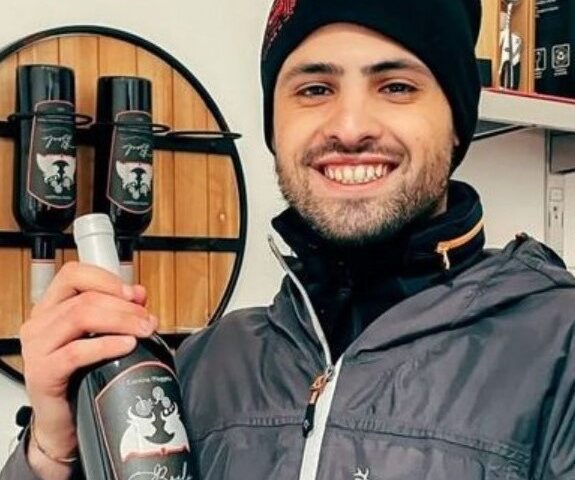 «Hai copiato il nostro marchio»: la Red Bull gli fa guerra ma Mattia Muggittu vince