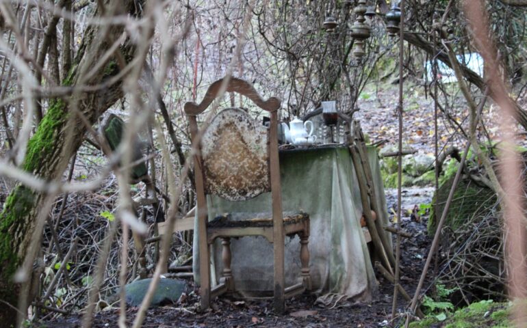 Casa sull’albero, statue, ponte tibetano e tavolo del Cappellaio matto: in Sardegna il “Parco delle arti”