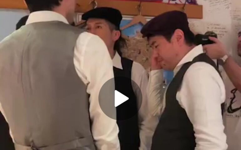 (VIDEO) Tenores sardi e giapponesi cantano “No potho reposare” in un locale di Tokyo