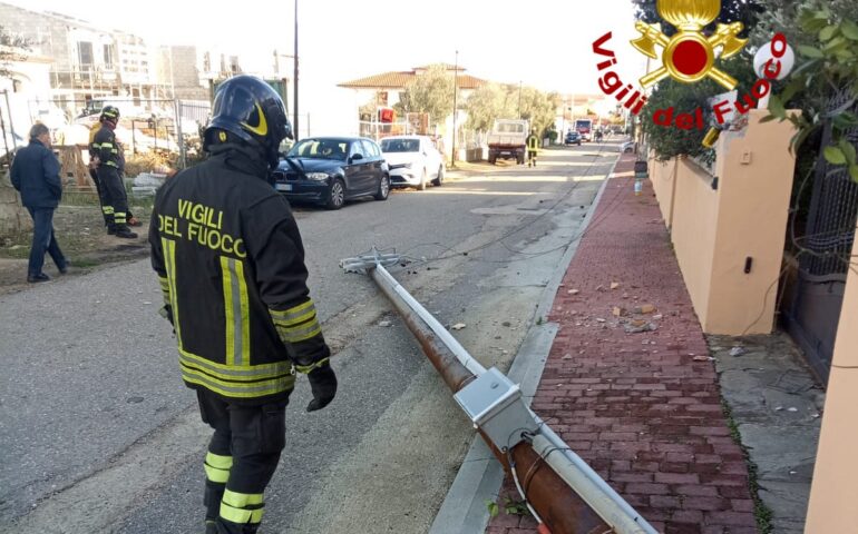 Violente raffiche di vento nel Nuorese, alberi e pali caduti al suolo: 40 interventi dei Vigili del Fuoco