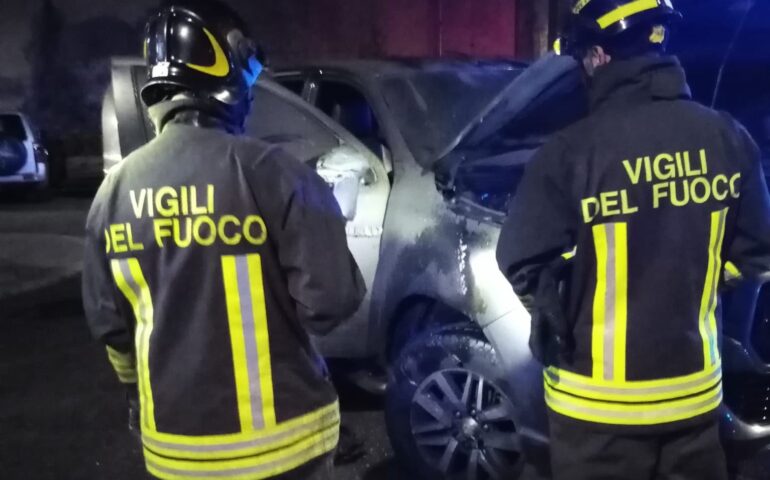 Attentato incendiario a Orune: pick-up distrutto dalle fiamme