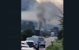 (VIDEO) Tertenia, assaltato un portavalori. Mezzi in fiamme, strada bloccata