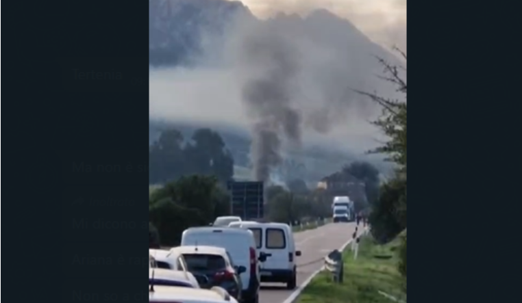 (VIDEO) Tertenia, assaltato un portavalori. Mezzi in fiamme, strada bloccata