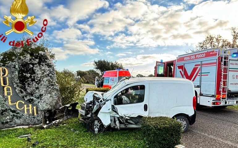 Con il furgone su un grosso masso: incidente mortale a Dualchi