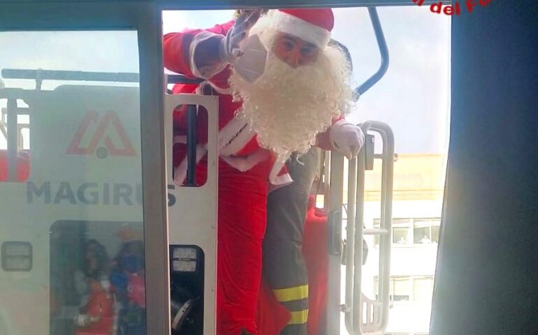 Babbo Natale porta tanti doni ai piccoli pazienti ricoverati in Pediatria a Sassari