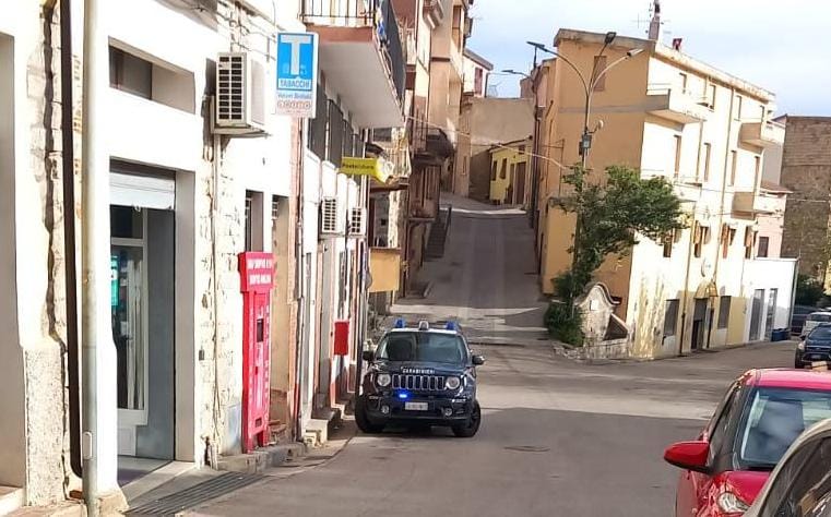 Talana, tre banditi armati rapinano le Poste: in fuga con un “magro bottino” di 200 euro