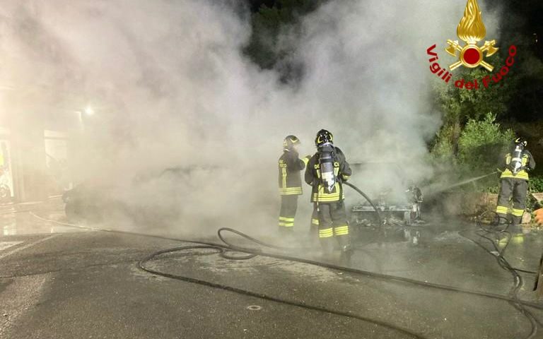 Attentato incendiario nella notte a Bosa: auto distrutte dalle fiamme