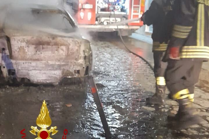 Orgosolo, auto di un professionista completamente distrutta dalle fiamme