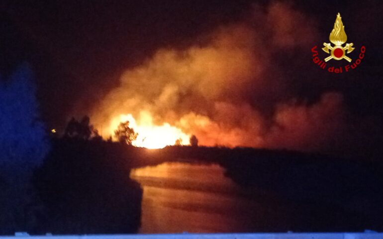 Notte di fuoco a Siniscola: prima un vasto rogo a La Caletta, poi una macelleria in fiamme
