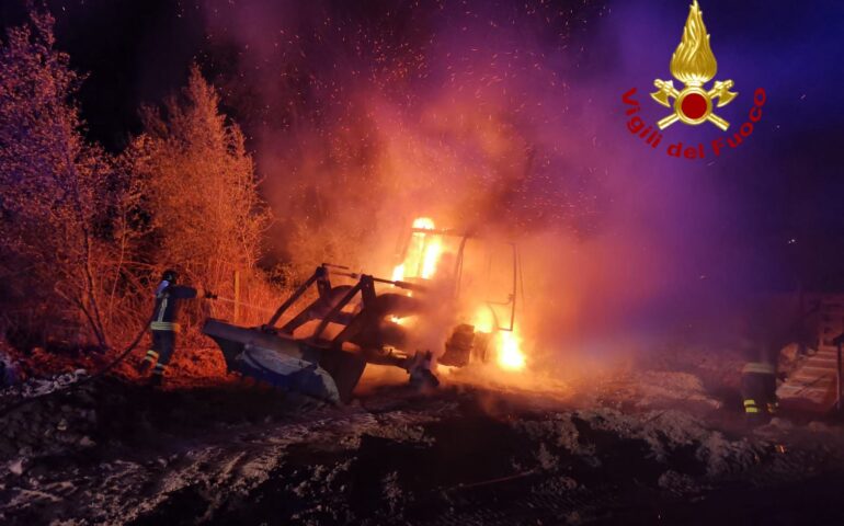 Incendio di un mezzo da lavoro nella notte: Vigili del fuoco in azione per evitare la propagazione delle fiamme