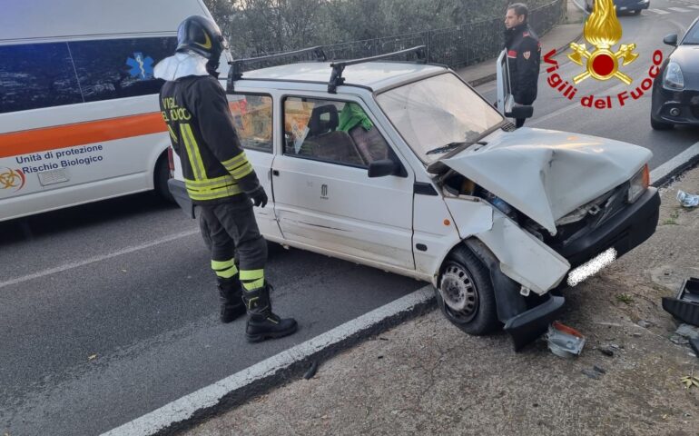 Ilbono, auto esce di strada e si schianta contro un palo della luce: ferito gravemente un uomo