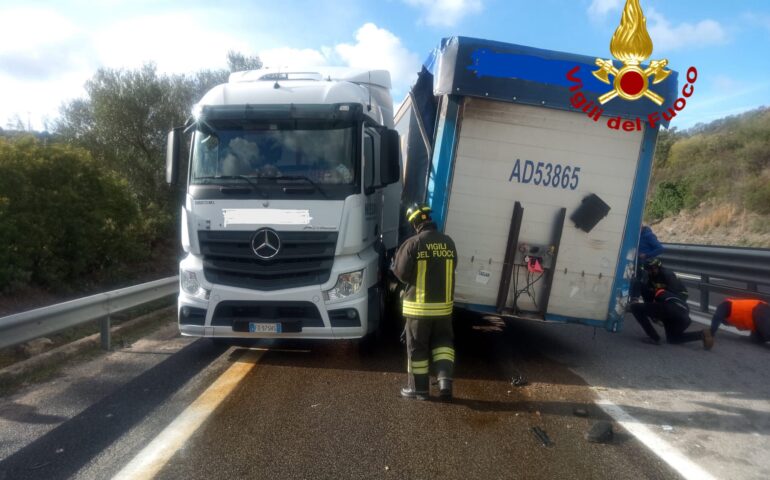 Siniscola: si sgancia un semirimorchio che invade la strada e comincia a perdere gasolio