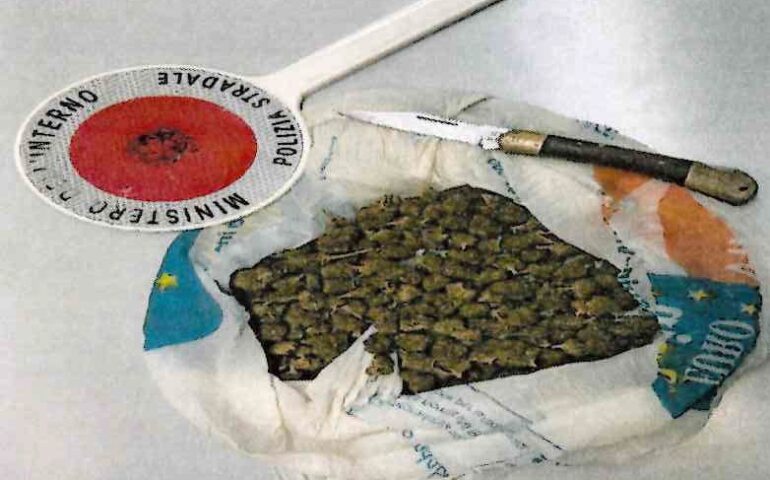In auto con 70 grammi di marijuana e un grosso coltello: 49enne denunciato nel Nuorese