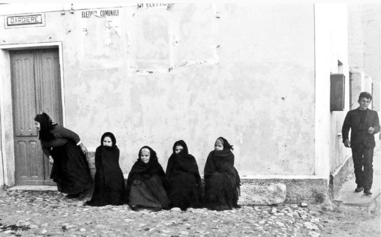 Oliena, 1961: il meraviglioso scatto del grande fotografo Franco Pinna