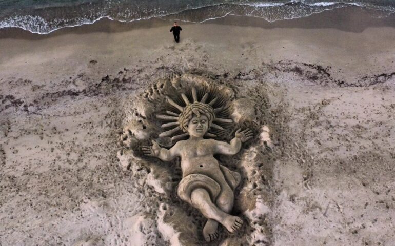 La scultura di sabbia di Gesù Bambino realizzata dall’artista Nicola Urru