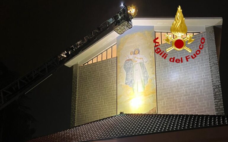 Lanusei, i Vigili del fuoco posano una corona di fiori sulla cima del Santuario “Madonna d’Ogliastra”