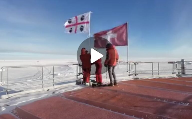 (VIDEO) Orgoglio sardo in Antartide: il ricercatore Marco Buttu fa sventolare i 4 Mori nella base Concordia