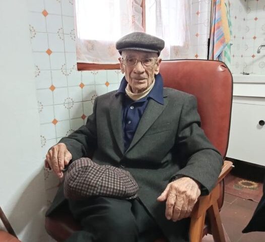 Jerzu festeggia i 101 anni di Tziu Albèro: il centenario che pota ancora il suo vigneto