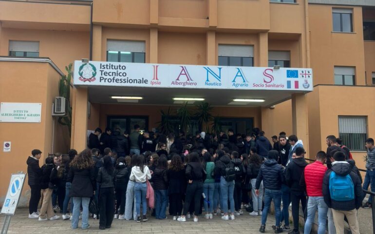 Non ci sono aule per le assemblee: gli studenti di Tortolì protestano fuori dall’Istituto IANAS