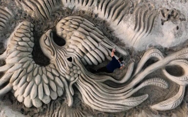 La Fenice, l’animale mitologico simbolo di rinascita: l’ultima opera di Nicola Urru, scultore di sand art