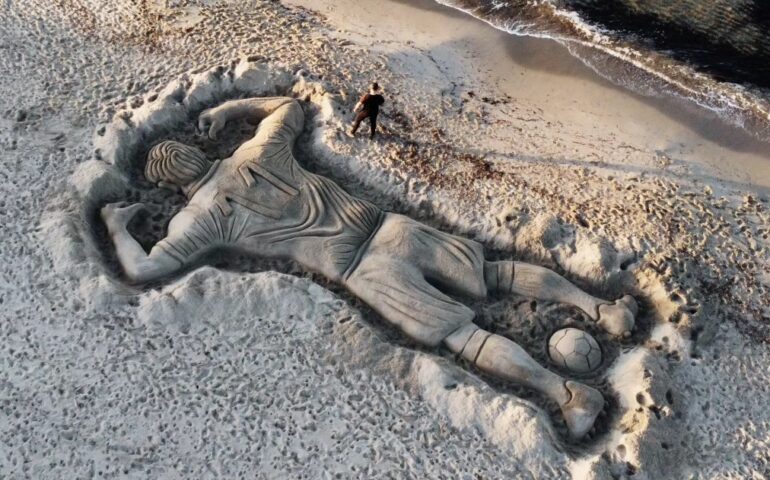 Una scultura in sabbia per Gigi Riva: l’inconfondibile numero 11 sulla maglia e sullo sfondo il mare di Sardegna
