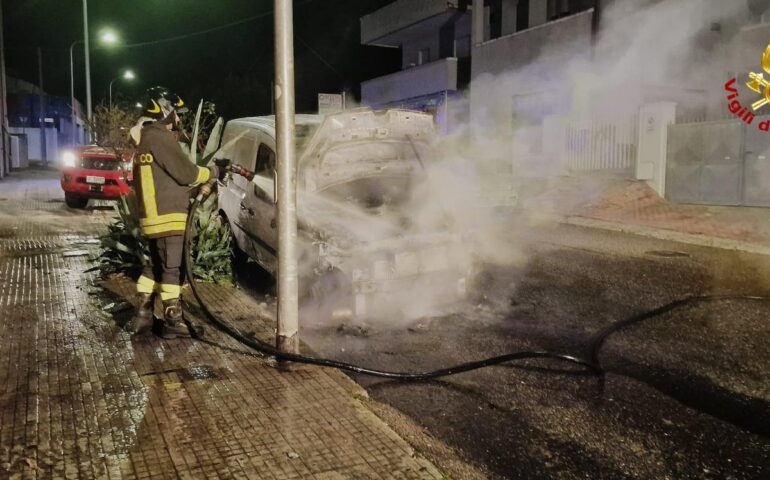 Nuoro, in fiamme il furgone di un corriere: lo usava per consegnare i pacchi