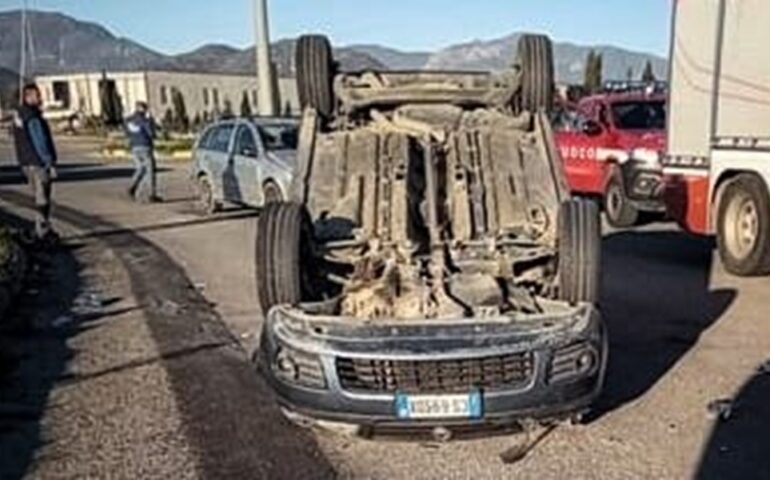 Tortolì, incidente fra due auto: un veicolo si ribalta, conducente al pronto soccorso con lievi ferite