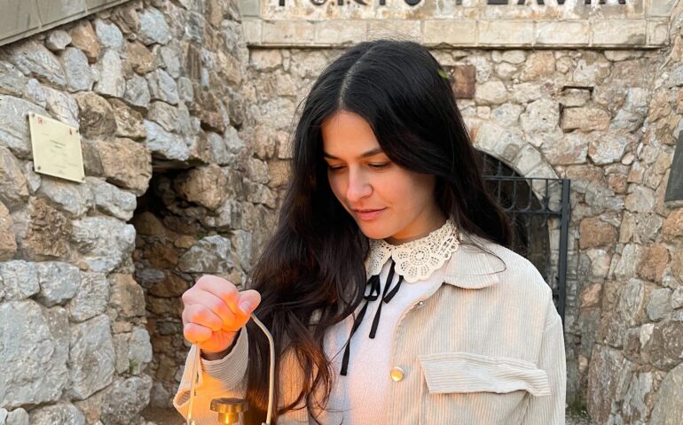 Maria Paolucci, la Guida Turistica e Travel Creator sarda racconta la sua passione con la canzone “Viaggio”